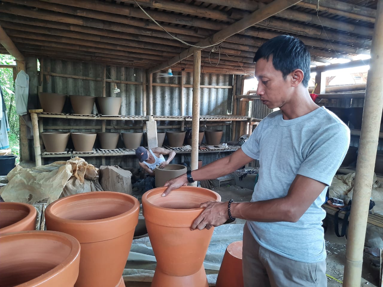 Awal Tahun 2021, Penjualan Keramik Pot Bunga Asal Plered Terus Merosot