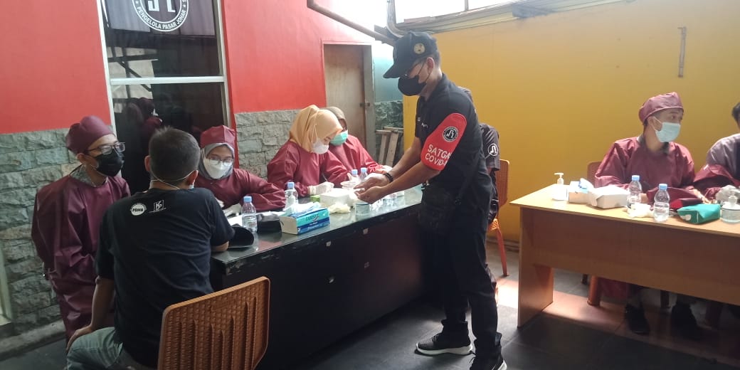 Gandeng KPED Jabar, PT SRM Vaksin Ratusan Pedagang Pasar Johar