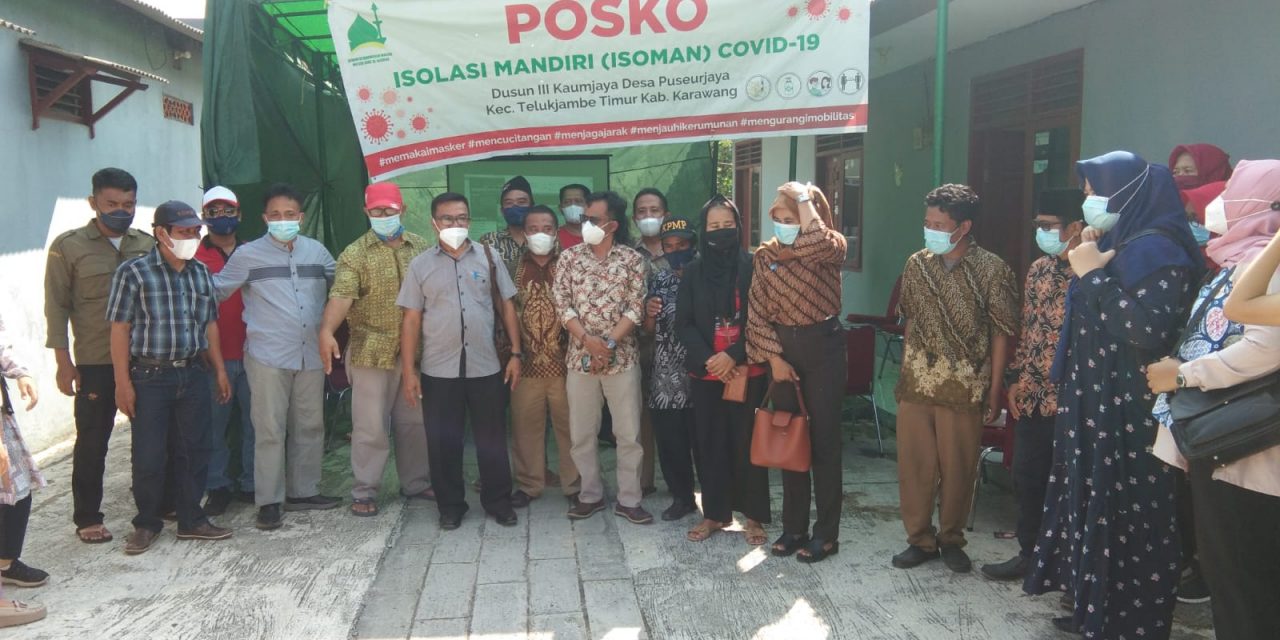 Warga Desa Puseurjaya Gotong Royong Dirikan Shelter Posko Isoman Albarkah