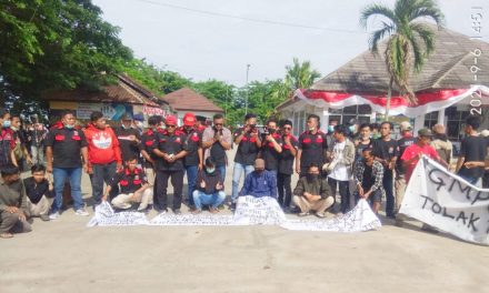 Ontrog Kantor Kecamatan Jayakerta, Sejumlah Ormas dan LSM Teriakan Penolakan TPST