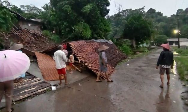 Diguyur Hujan Deras, Wilayah Karawang Selatan Terkepung Banjir dan Longsor