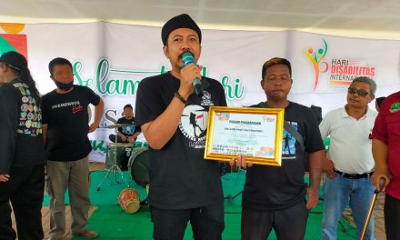 Kang Pipik Sabet penghargaan Peduli Disabiltas