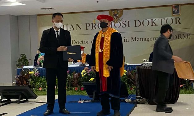 Dhiraj Kelly Sawlani Doktor ke-124 Universitas Bina Nusantara