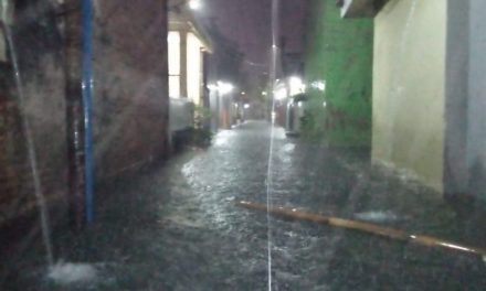 Miris! Hanya Satu Jam Diguyur Hujan, Pemukiman di Jantung Kota Karawang Terendam Banjir