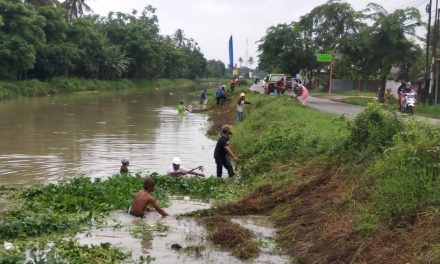 Warga dan Pemdes Kutakarya Gotong Royong Bersihkan Lingkungan