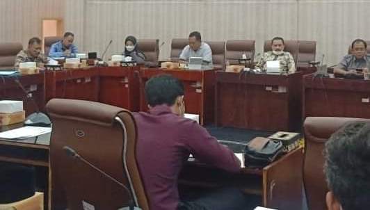 Komisi II DPRD Karawang Bahas Raperda Inisiatif Pajak dan Retribusi Daerah