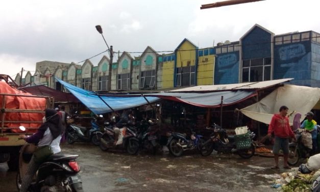 Ratusan Pedagang Pasar Rengasdengklok Tolak Alihfungsi Pasar Jadi RTH