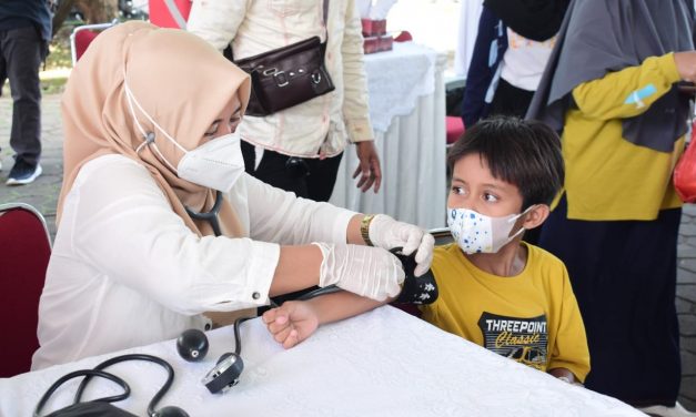 Vaksinasi Ratusan Anak Usia 6-11 Tahun di Karawang Berjalan Lancar