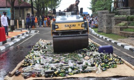Polres Purwakarta Musnahkan Ribuan Botol Miras Jelang Ramadhan