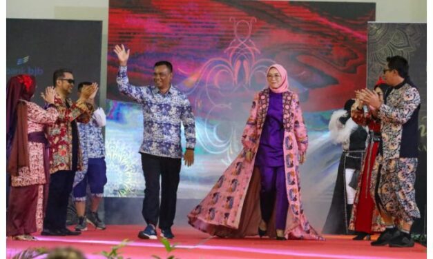 Peringati HUT Ke-191 Purwakarta, Tontonan Seru Pinton Angon Batik Fashion Week
