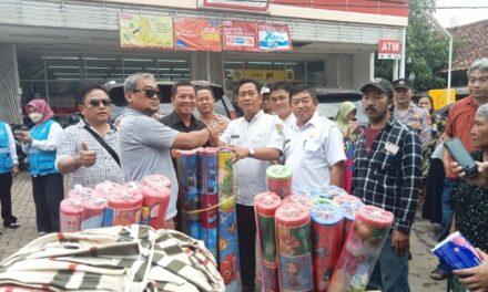 H. Aep Syaepuloh Berikan Bantuan Kepada Korban Banjir di Medangasem dan Kampungsawah