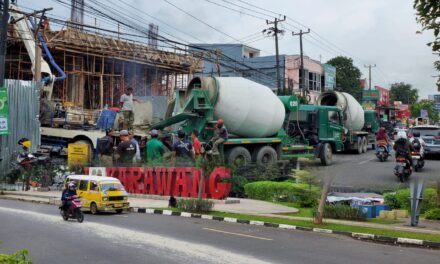 Membahayakan! Warga Kecam Ceceran Cor Beton Truk Molen di Tengah Jalan Jenderal Ahmad Yani