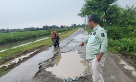 Potensi Bahayakan Pengguna Jalan, H. Acep Minta Jalan Berlobang Menuju Kecamatan Banyusari Diperbaiki