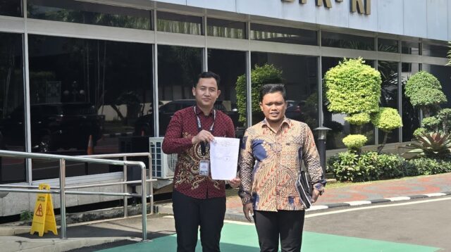Tim Kuasa Hukum NA Gary Gagarin Akbar (kiri) dan Dian Suryana (kanan) Surati Komisi III DPR RI
